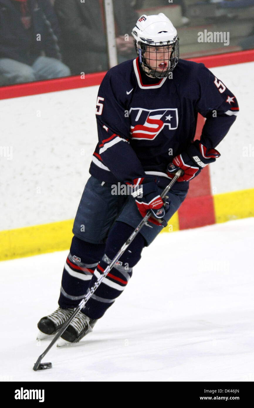 Mar. 25, 2011 - Ann Arbor, Michigan, États-Unis - USA le défenseur Connor Murphy (# 5) tourne autour de la zone neutre avec la rondelle. Le Lincoln Stars battre les USA Sous-18 par un score de 4-2. (Crédit Image : © Alan Ashley/ZUMAPRESS.com) Southcreek/mondial Banque D'Images