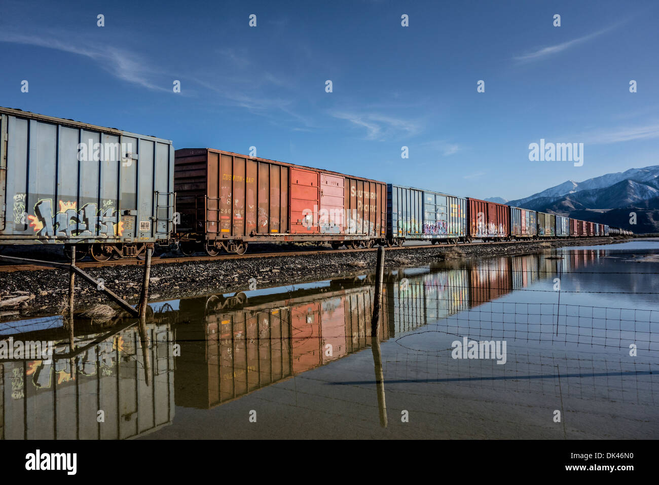 Wagons de chemin de fer en Utah, USA à côté d'un lac de sel inondée Banque D'Images