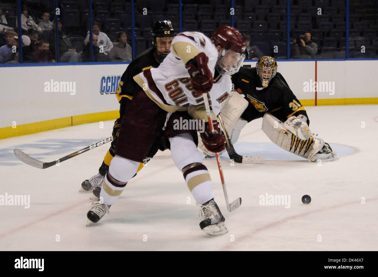 25 mars 2011 - Saint Louis, Missouri, États-Unis - au cours de l'Ouest 2011 séries éliminatoires régionaux au Scottrade Center à Saint Louis, Missouri. Centre de Boston Brian Gibbons (17) revers la rondelle vers le Colorado Joe Howe gardien (31). Colorado College contrôlé le jeu comme ils ont défait le Boston College 8 à 4 pour passer à la finale régionale de l'Ouest. (Crédit Image : © Richard Ulreich/Southcreek Glo Banque D'Images