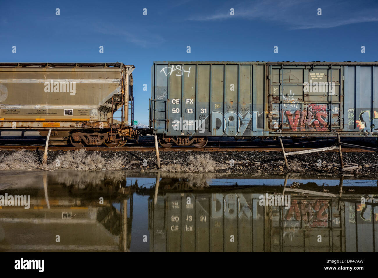 Wagons de chemin de fer en Utah, USA à côté d'un lac de sel inondée Banque D'Images