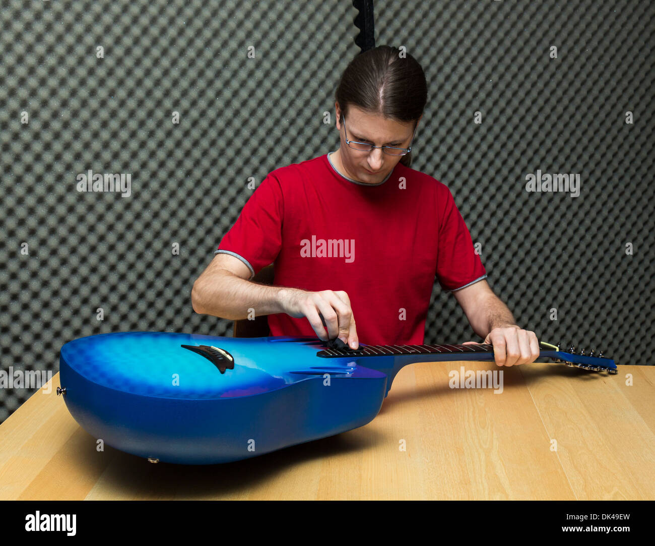 Nettoyage guitariste sa guitare avec une serviette ( série avec le même modèle disponible) Banque D'Images