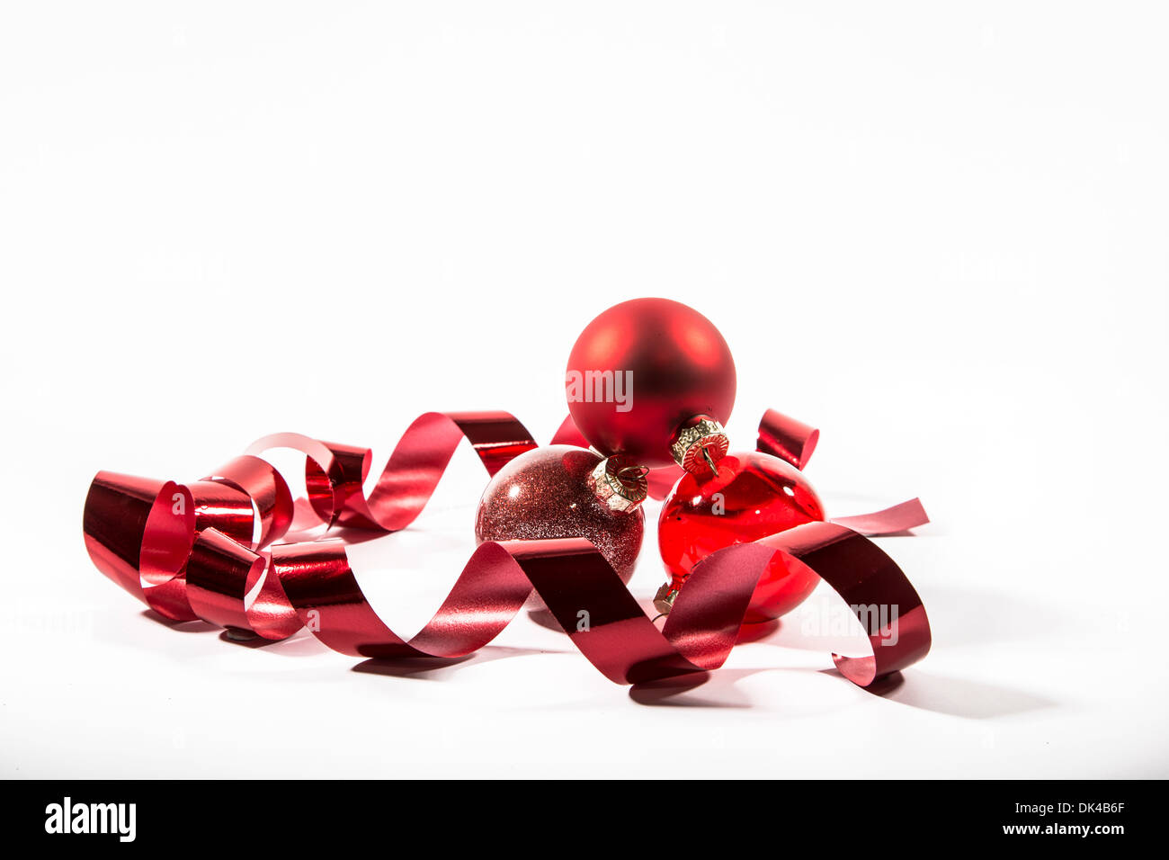 Les boules de Noël sur fond blanc Banque D'Images