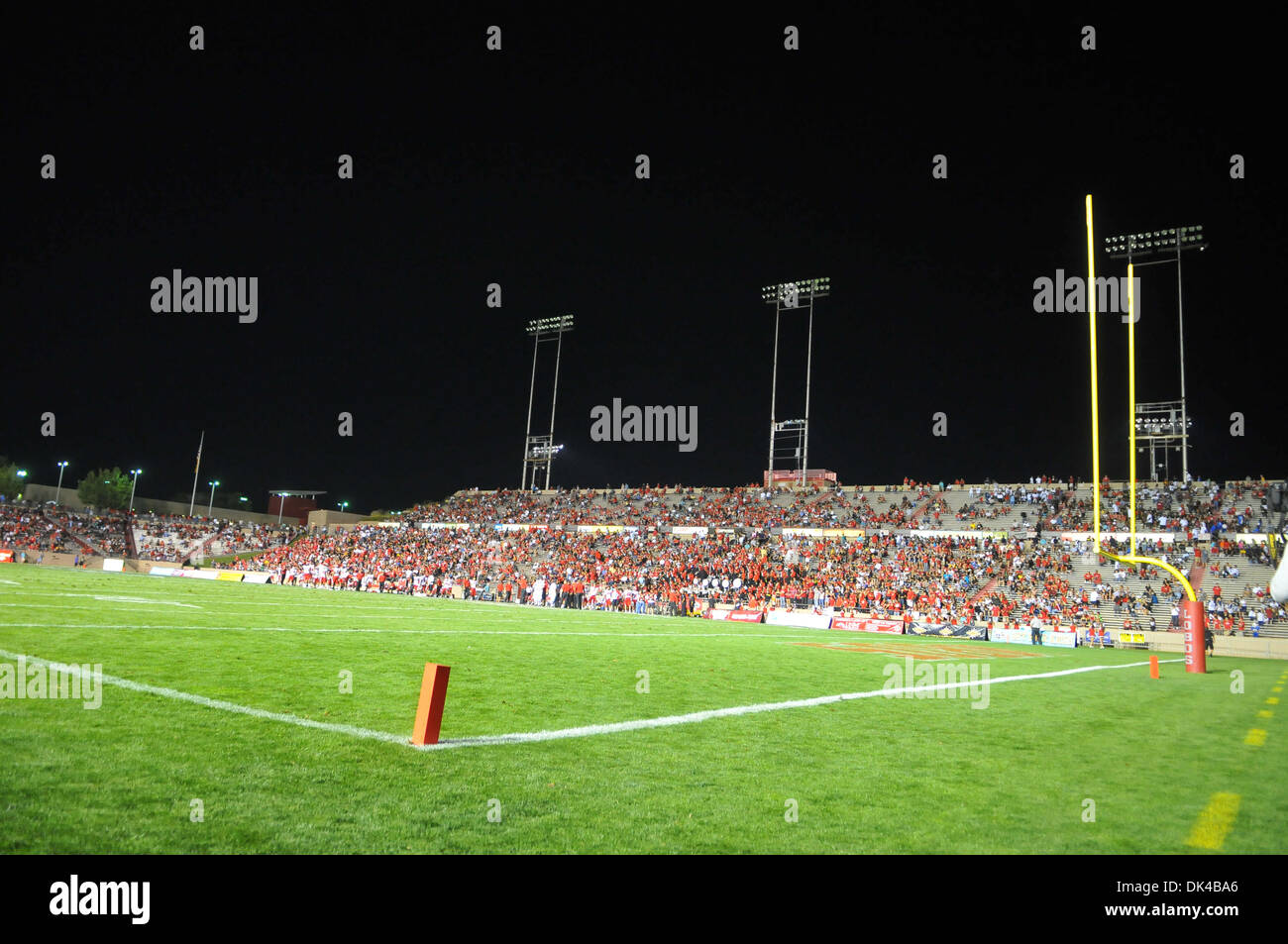 30 mars 2011 - Albuquerque, Nouveau Mexique, États-Unis - Roberto E. Rosales.Lobo fans attendre le début de la deuxième moitié dans le jeu par rapport à l'Utah samedi soir au stade de l'université. Les lumières sur le côté est du stade est sorti et il a fallu environ 15 minutes pour être rallumé. Ce serait un signe de choses à venir comme le Lobos allait perdre face à Utah 56 à 14..Albuquerq Banque D'Images