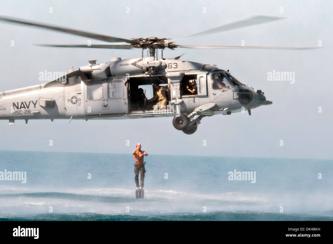 Les marins de l'US Navy affecté à commandant, Task Group 56.1 et marins de la Royal Naval Forces Bahreïnies effectuer une opération à partir de la mine pouncer un hélicoptère Seahawk MH-60s au cours de l'effort de réponse néon le 24 octobre 2013 dans la mer d'Oman. Réponse néon est un accord bilatéral, des explosifs et munitions et sous l'engagement entre la Marine américaine et Royaume de Bahreïn Forces de défense. Banque D'Images