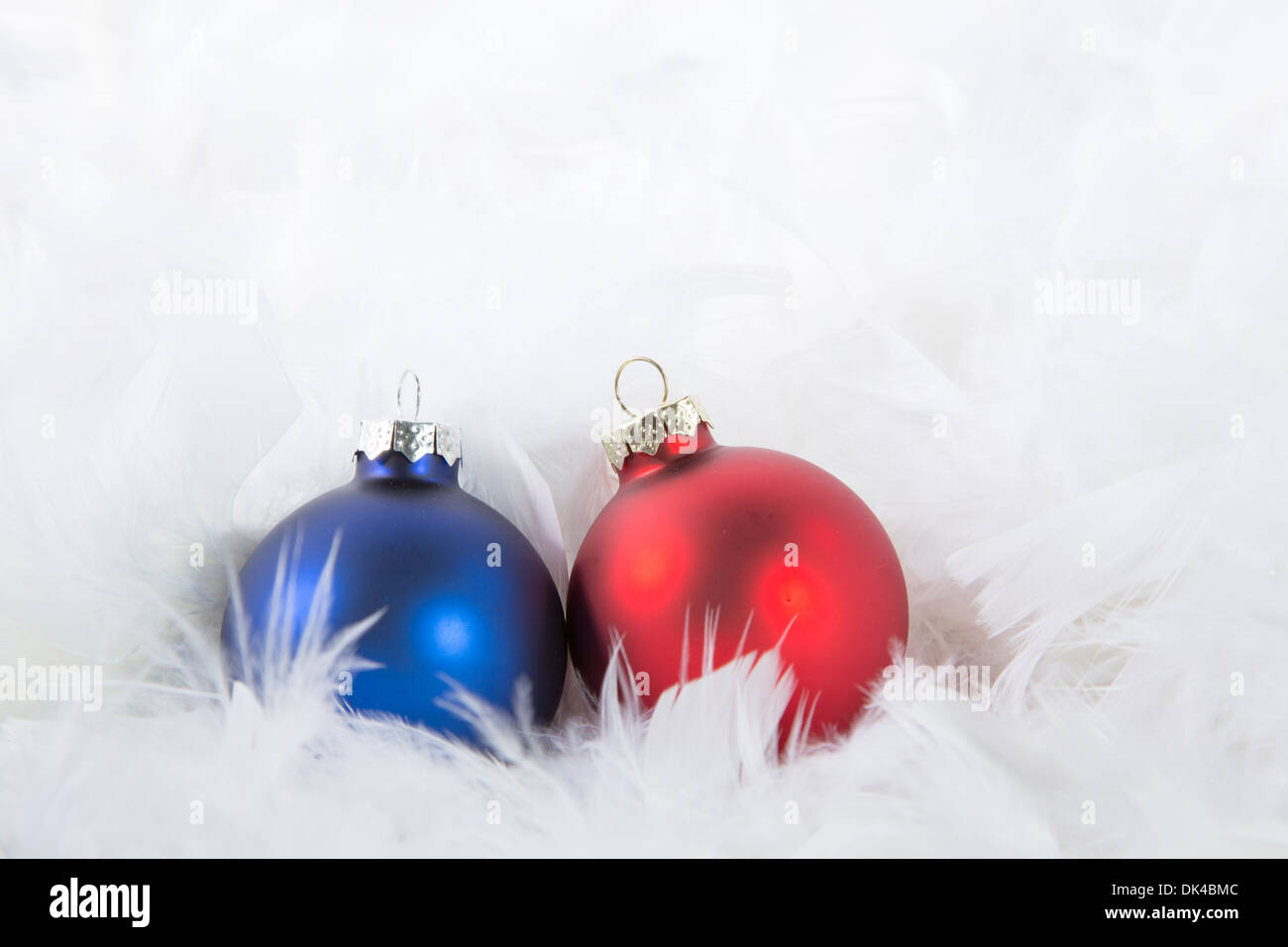 Les boules de Noël sur fond blanc Banque D'Images