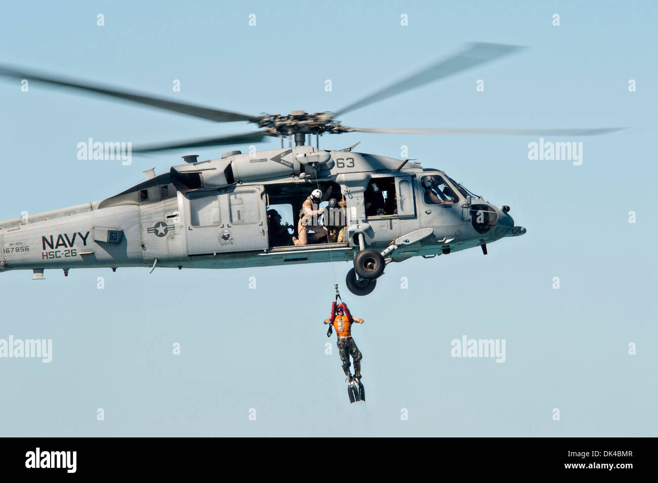 Les marins de l'US Navy affecté à commandant, Task Group 56.1 et marins de la Royal Naval Forces Bahreïnies effectuer une opération à partir de la mine pouncer un hélicoptère Seahawk MH-60s au cours de l'effort de réponse néon le 24 octobre 2013 dans la mer d'Oman. Réponse néon est un accord bilatéral, des explosifs et munitions et sous l'engagement entre la Marine américaine et Royaume de Bahreïn Forces de défense. Banque D'Images