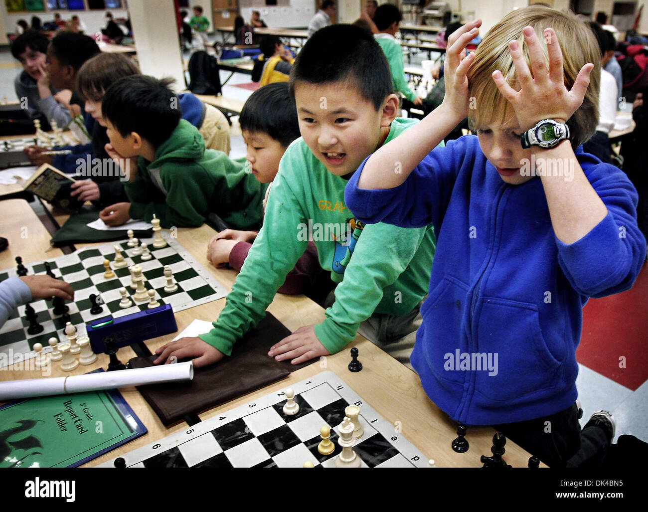 30 mars 2011 - Memphis, TN, États-Unis - 30 mars 2011 - quatrième année primaire Grahamwood Michael Rotz, 9, (à droite) réagit après faire une mauvaise décision comme Kevin Cao, 8, gauche, regarde au cours de chess club pratique le mercredi après-midi. Les deux étudiants en dehors de l'école où l'équipe de l'état qui a remporté le tournoi d'échecs au cours du week-end dans la région de Cookeville, Tn. (Crédit Image : © l'appel Commercial/ZUM Banque D'Images