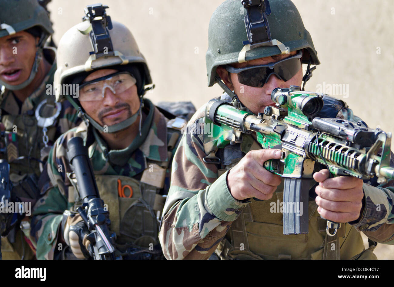 L'Armée nationale afghane des commandos des Forces spéciales avec la 6e Kandak d'opérations spéciales de compensation pratique un prix lors d'un exercice d'entraînement le 26 novembre 2013 à Kaboul, Afghanistan. Banque D'Images
