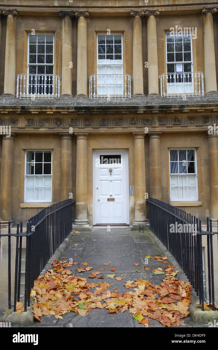 Porte d'entrée blanche et fenêtres d'une maison de ville géorgienne dans le Circus, ville de Bath, Angleterre. Un site classé au patrimoine mondial de l'UNESCO. Somerset, Angleterre, Royaume-Uni Banque D'Images