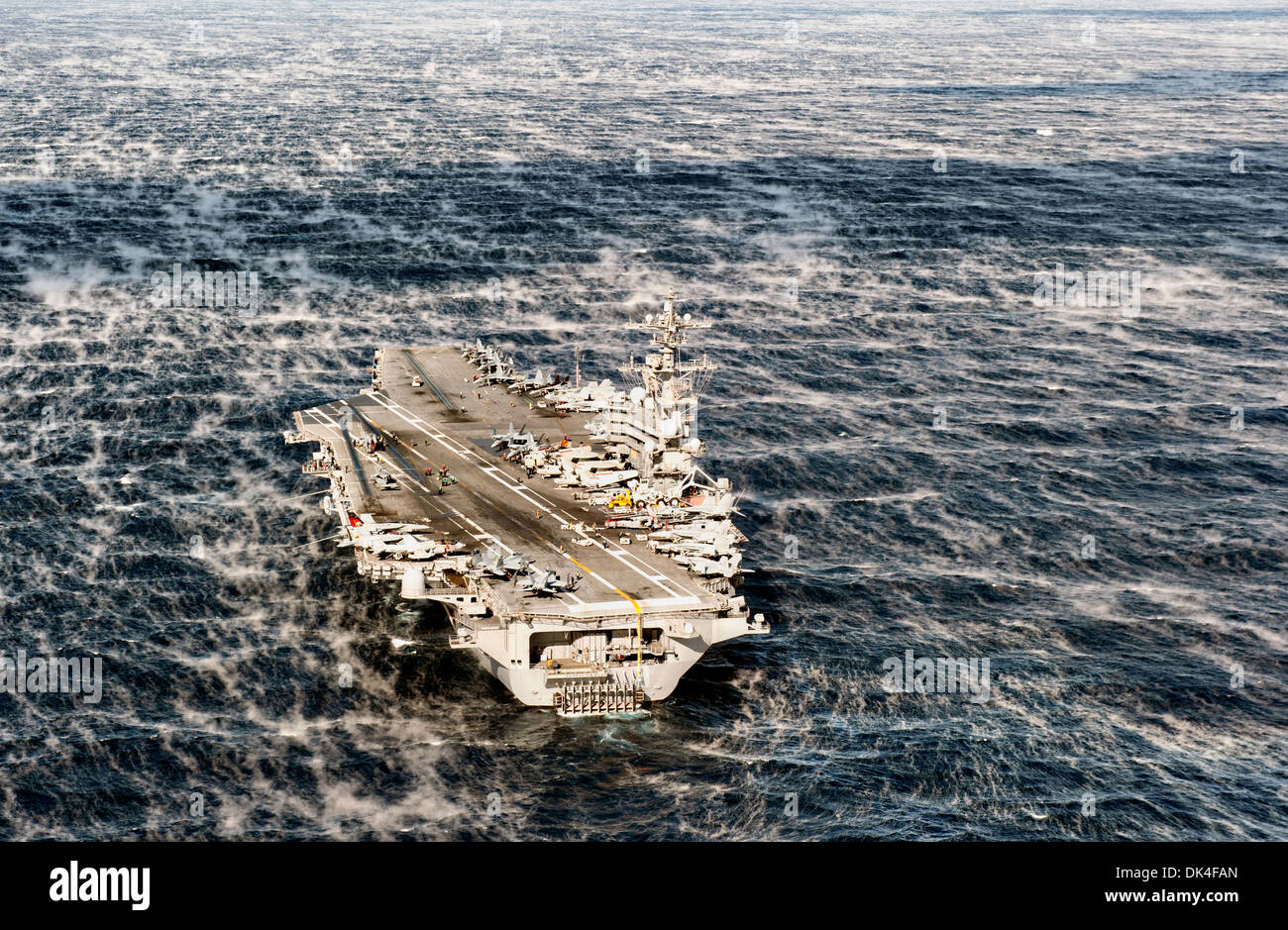 US Navy porte-avions nucléaire USS George H. W. Bush traverse une mer durant les exercices 24 novembre 2013 dans l'océan Atlantique. Banque D'Images