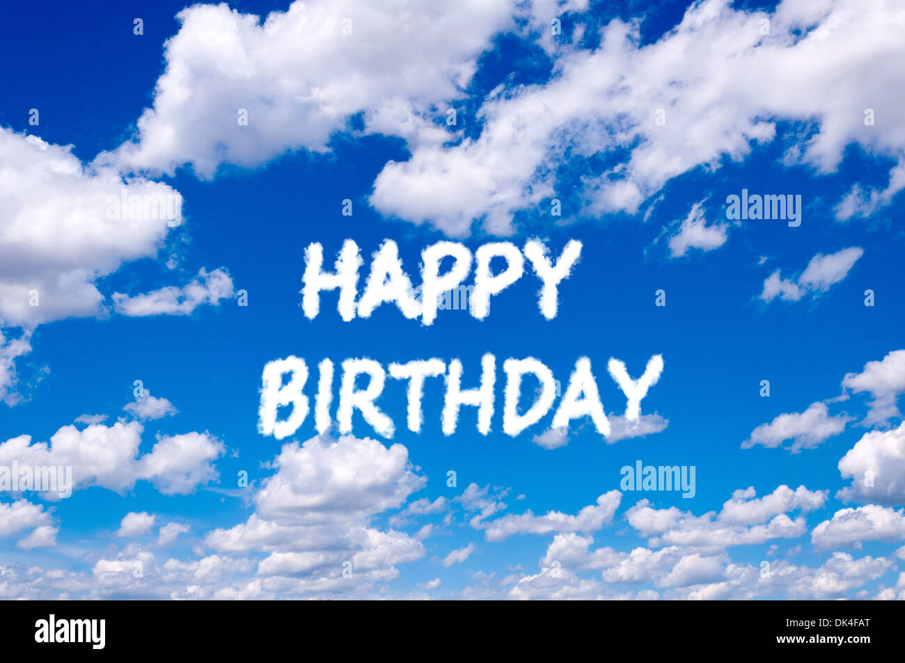 Joyeux anniversaire sign nuages sur le ciel bleu clair Photo Stock Alamy