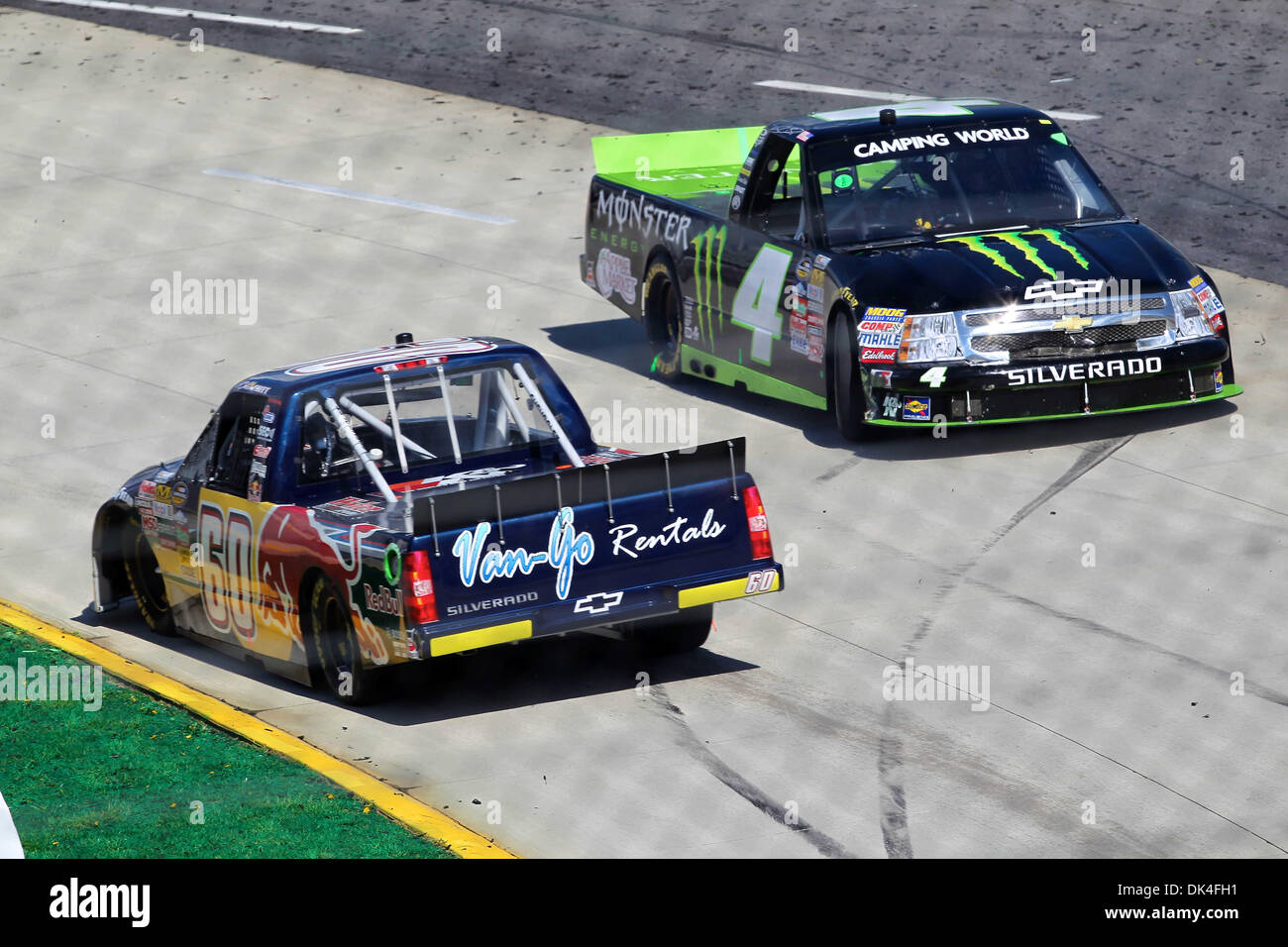 2 avril 2011 - Martinsville, Virginie, États-Unis - à la NASCAR Camping World Truck Series Kroger 250, Camping World Truck Series driver Ricky Carmichael (4)sur la mauvaise direction au large du tour 2..Johnny Sauter a remporté l'épreuve avec deux tours à gauche après la supplantation Kyle Busch pour la victoire. (Crédit Image : © Jim Dedmon/ZUMAPRESS.com) Southcreek/mondial Banque D'Images