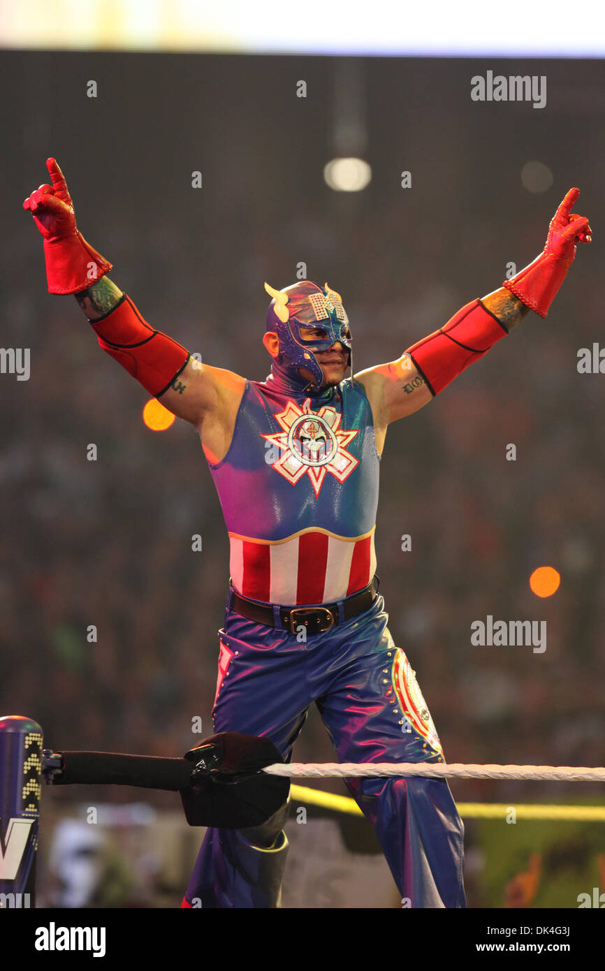 Apr 03, 2011 - Atlanta, Géorgie, États-Unis - Rey Mysterio pose pour ses fans avant son match avec Cody Rhodes à Wrestlemania. (Crédit Image : © Matt Roberts/ZUMAPRESS.com) Banque D'Images