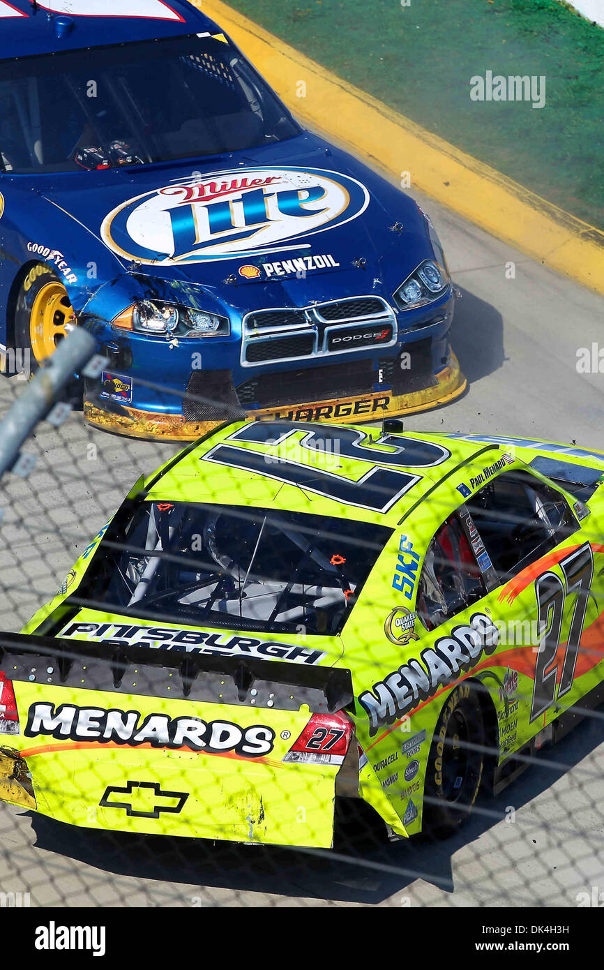 3 avril 2011 - Martinsville, Virginia, United States of America - Sprint Cup Series driver Paul Menard (27) est tourné dans le mauvais sens comme pilote de la série Sprint Cup Brad Keselowski (2) tente d'obtenir par un à son tour. Kevin Harvick remporte le 62e événement annuel avec un fin deux genoux droit au fil de Dale Earnhardt Jr. (Image Crédit : © Jim Dedmon/ZUMAPRESS.com) Southcreek/mondial Banque D'Images