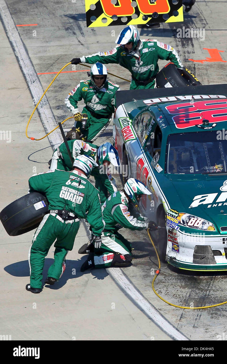 3 avril 2011 - Martinsville, Virginia, United States of America - l'équipage de l'énergie a de Sprint Cup Series driver Dale Earnhardt Jr. (88) vont travailler sur le nombre 88. Kevin Harvick remporte le 62e événement annuel avec un fin deux genoux droit au fil de Dale Earnhardt Jr. (Image Crédit : © Jim Dedmon/ZUMAPRESS.com) Southcreek/mondial Banque D'Images