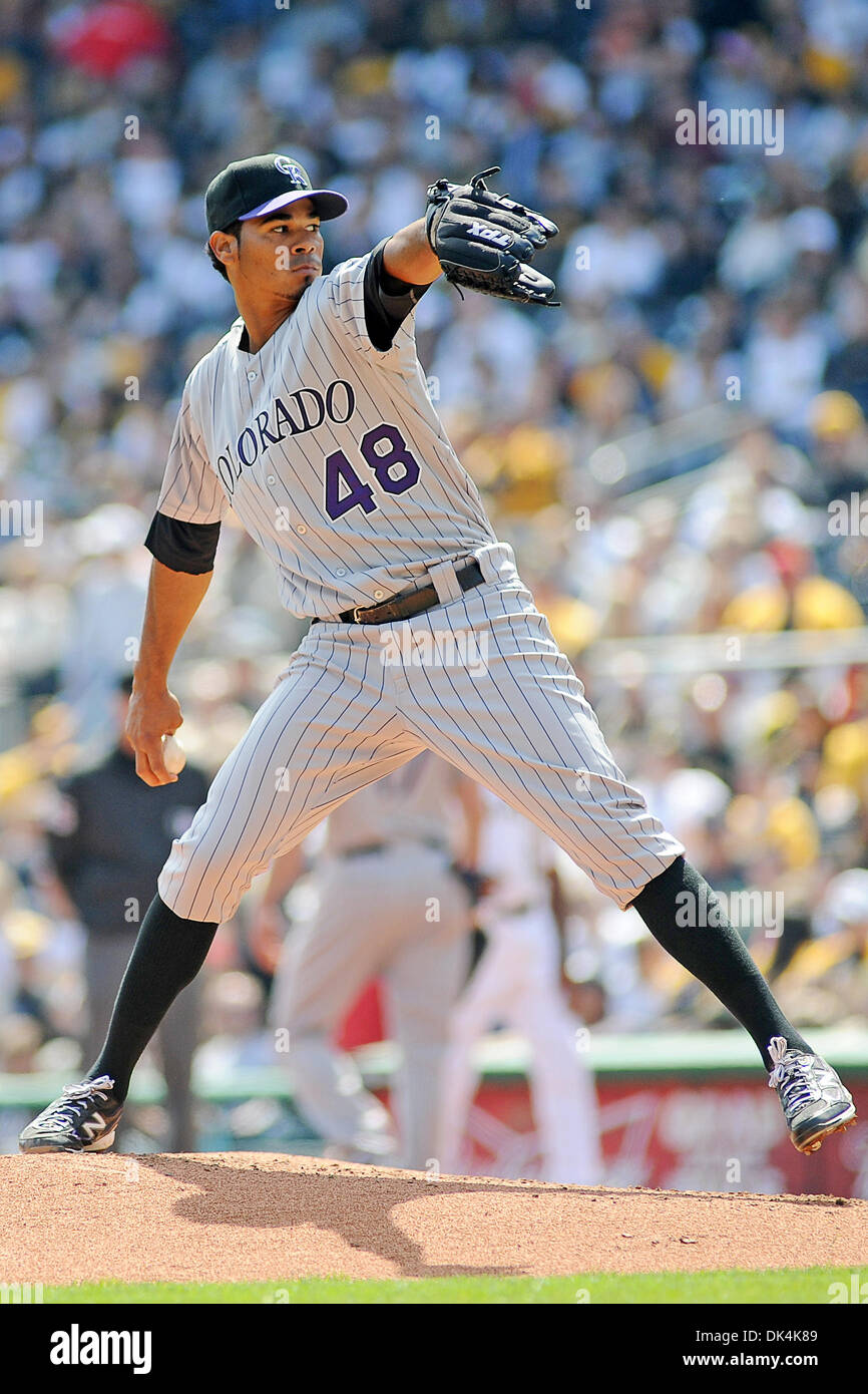 7 avril 2011 - Pittsburgh, Pennsylvanie, États-Unis - Colorado Rockies le lanceur partant Esmil Rogers (48) passe par son vent jusqu'à la deuxième manche comme les Pirates de Pittsburgh prendre sur les Rockies du Colorado dans les pirates d'ouverture à domicile au PNC Park à Pittsburgh, PA..Rockies vaincre les pirates 7-1 (Image Crédit : © Dean Beattie/global/ZUMAPRESS.com) Southcreek Banque D'Images