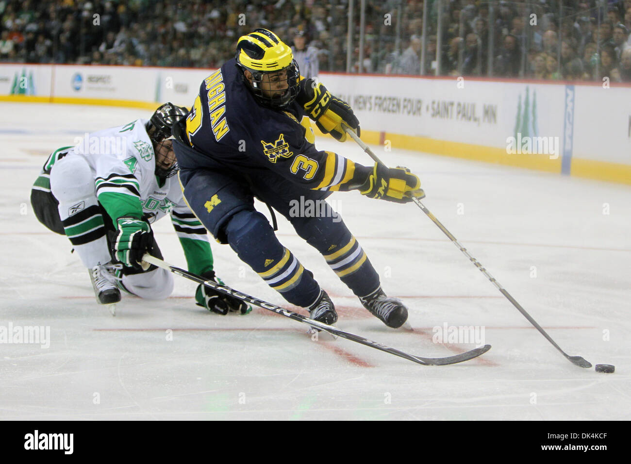 7 avril, 2011 - St Paul, Minnesota, États-Unis - Université du Michigan Wolverines en avant Scooter Vaughan (3) avances la rondelle sous forte pression dans la troisième période de la NCAA quatre congelés entre l'Université du Michigan Le carcajou et la lutte contre l'Université du Minnesota à la Sioux Xcel Energy Center, St Paul, MN. Michigan remporte le match 2-0 à l'avance pour le match de championnat. (Cred Banque D'Images