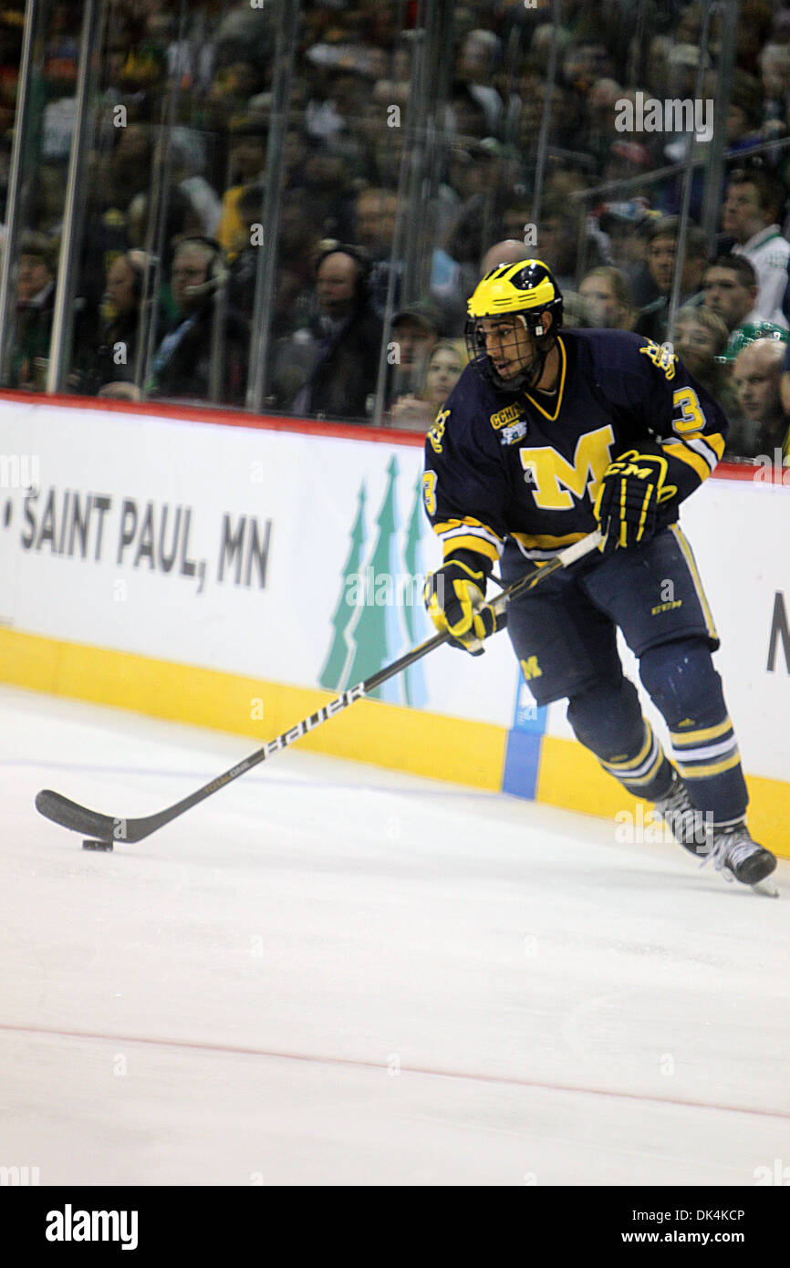 7 avril, 2011 - St Paul, Minnesota, États-Unis - Université du Michigan Wolverines en avant Scooter Vaughan (3) avances la rondelle dans la zone offensive en troisième période de la NCAA quatre congelés entre l'Université du Michigan Le carcajou et la lutte contre l'Université du Minnesota à la Sioux Xcel Energy Center, St Paul, MN. Michigan remporte le match 2-0 à l'avance pour le match de championnat. (C Banque D'Images