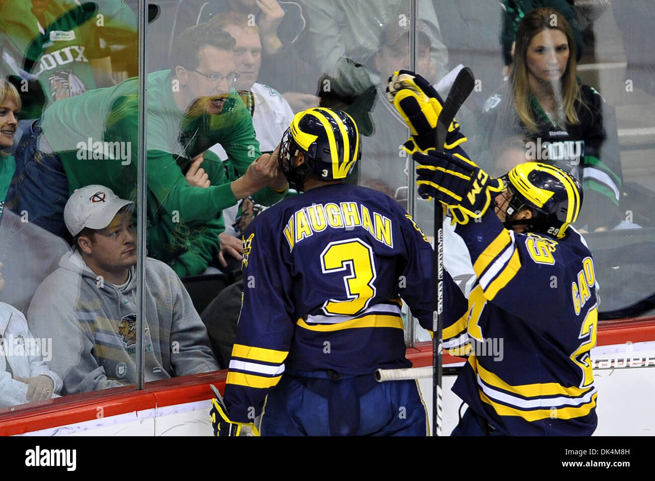 8 avril 2011 - Saint Paul, Minnesota, USA - University of North Dakota Fighting Sioux fan en colère contre Université du Michigan Wolverines en avant Scooter Vaughan (3) de marquer le but gagnant lors de la finale NCAA Frozen Quatre entre l'Université du Michigan Le carcajou et University of North Dakota Fighting Sioux à l'Xcel Energy Centre Saint Paul, MN. Michigan gagne contre Banque D'Images