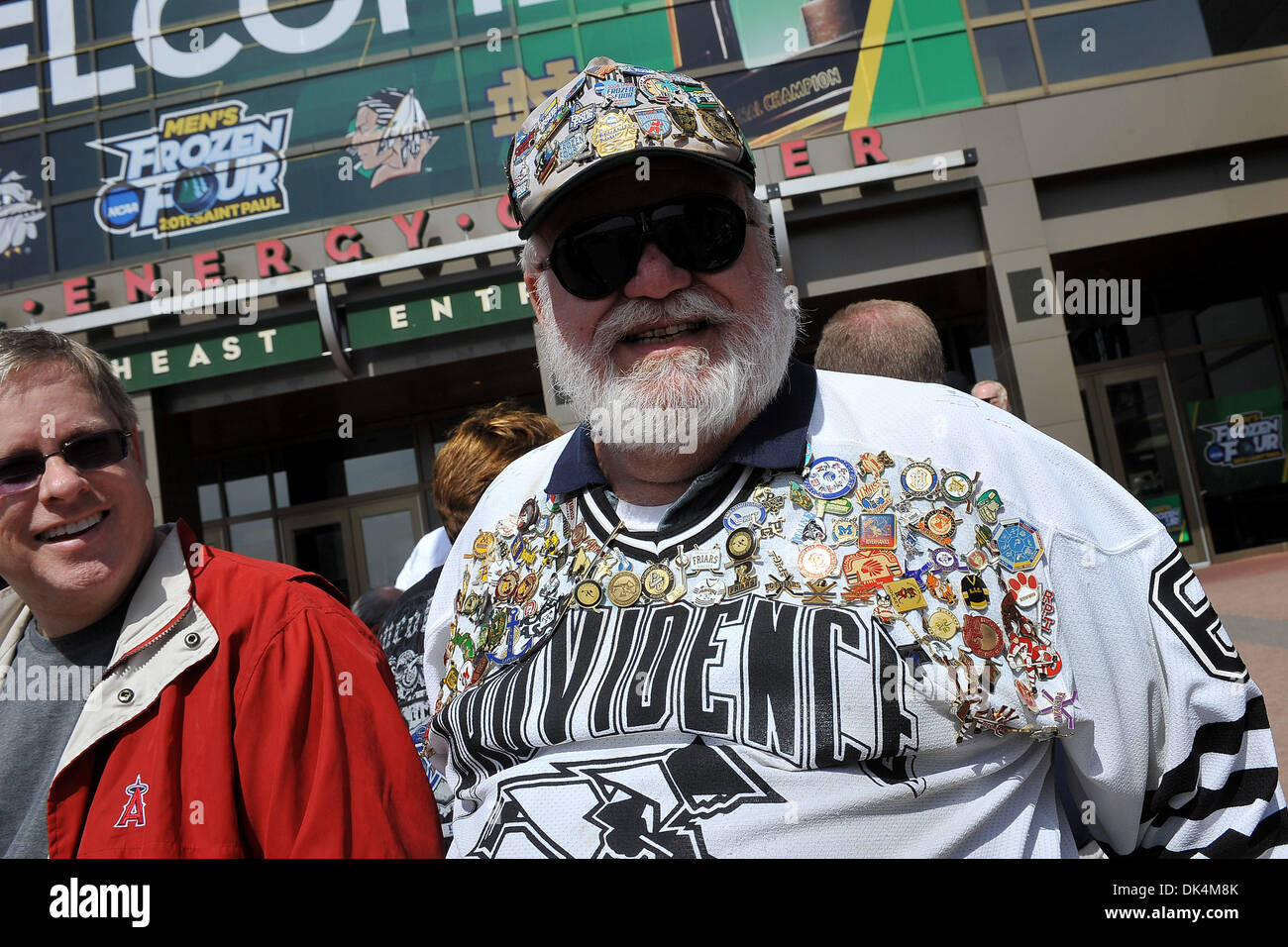 8 avril 2011 - Saint Paul, Minnesota, USA - quatre congelés pendant le ventilateur congelé NCAA quatre finales entre l'Université du Michigan Le carcajou et University of North Dakota Fighting Sioux à l'Xcel Energy Centre Saint Paul, MN. Michigan gagne contre Dakota du Nord , 2-0. (Crédit Image : © Patrick Green/ZUMAPRESS.com) Southcreek/mondial Banque D'Images