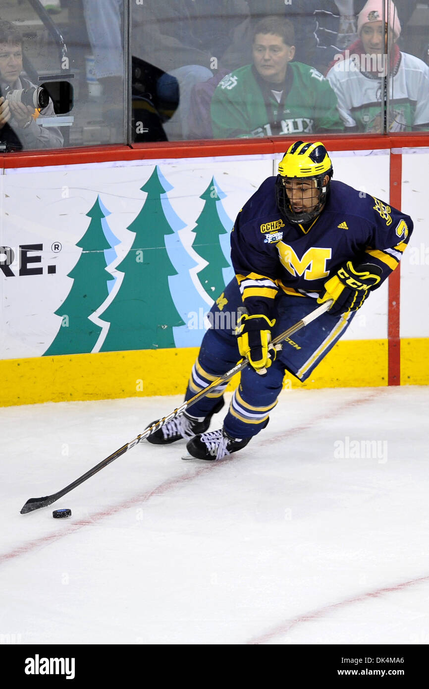 8 avril 2011 - Saint Paul, Minnesota, USA - University of Michigan Wolverines en avant Scooter Vaughan (3) au cours de la NCAA Frozen quatre finales entre l'Université du Michigan Le carcajou et University of North Dakota Fighting Sioux à l'Xcel Energy Centre Saint Paul, MN. Michigan gagne contre Dakota du Nord , 2-0. (Crédit Image : © Patrick Green/ZUMAPRESS.com) Southcreek/mondial Banque D'Images