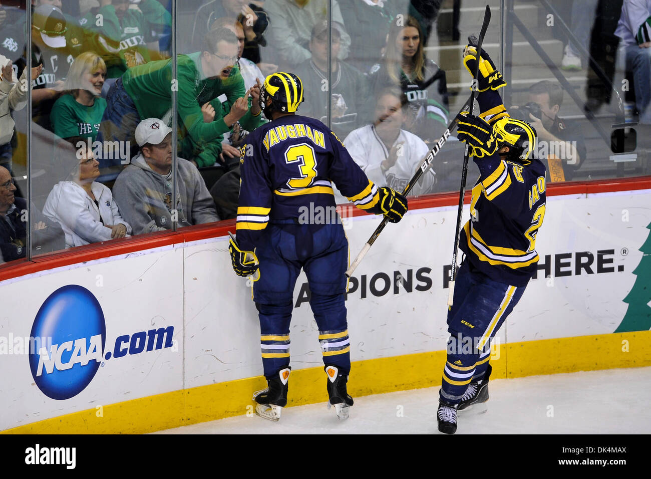 8 avril 2011 - Saint Paul, Minnesota, USA - University of North Dakota Fighting Sioux fan en colère contre Université du Michigan Wolverines en avant Scooter Vaughan (3) de marquer le but gagnant lors de la finale NCAA Frozen Quatre entre l'Université du Michigan Le carcajou et University of North Dakota Fighting Sioux à l'Xcel Energy Centre Saint Paul, MN. Michigan gagne contre Banque D'Images