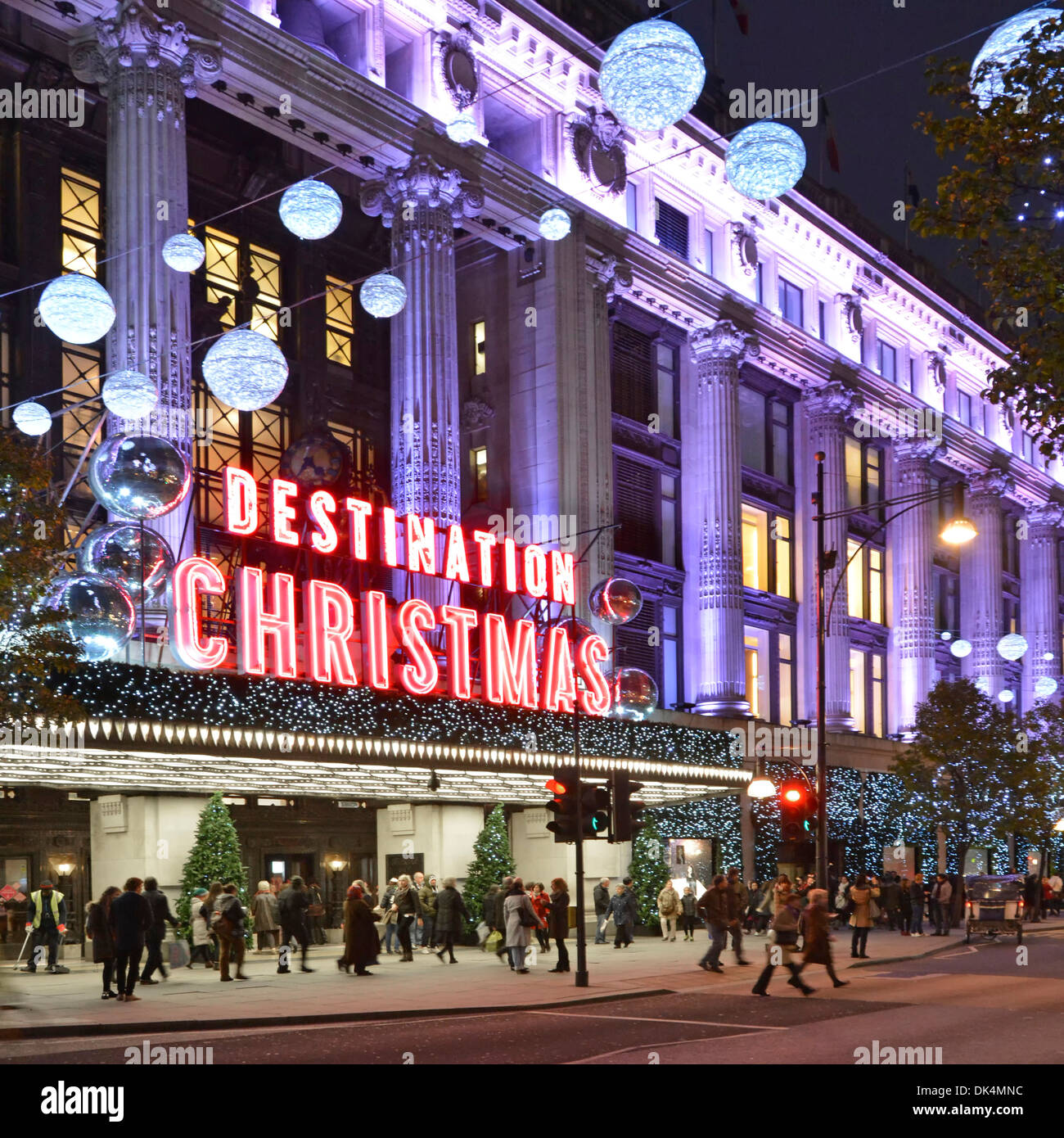 Les internautes et les illuminations de Noël et décorations à l'entrée principale du grand magasin Selfridges Oxford Street West End London England UK Banque D'Images