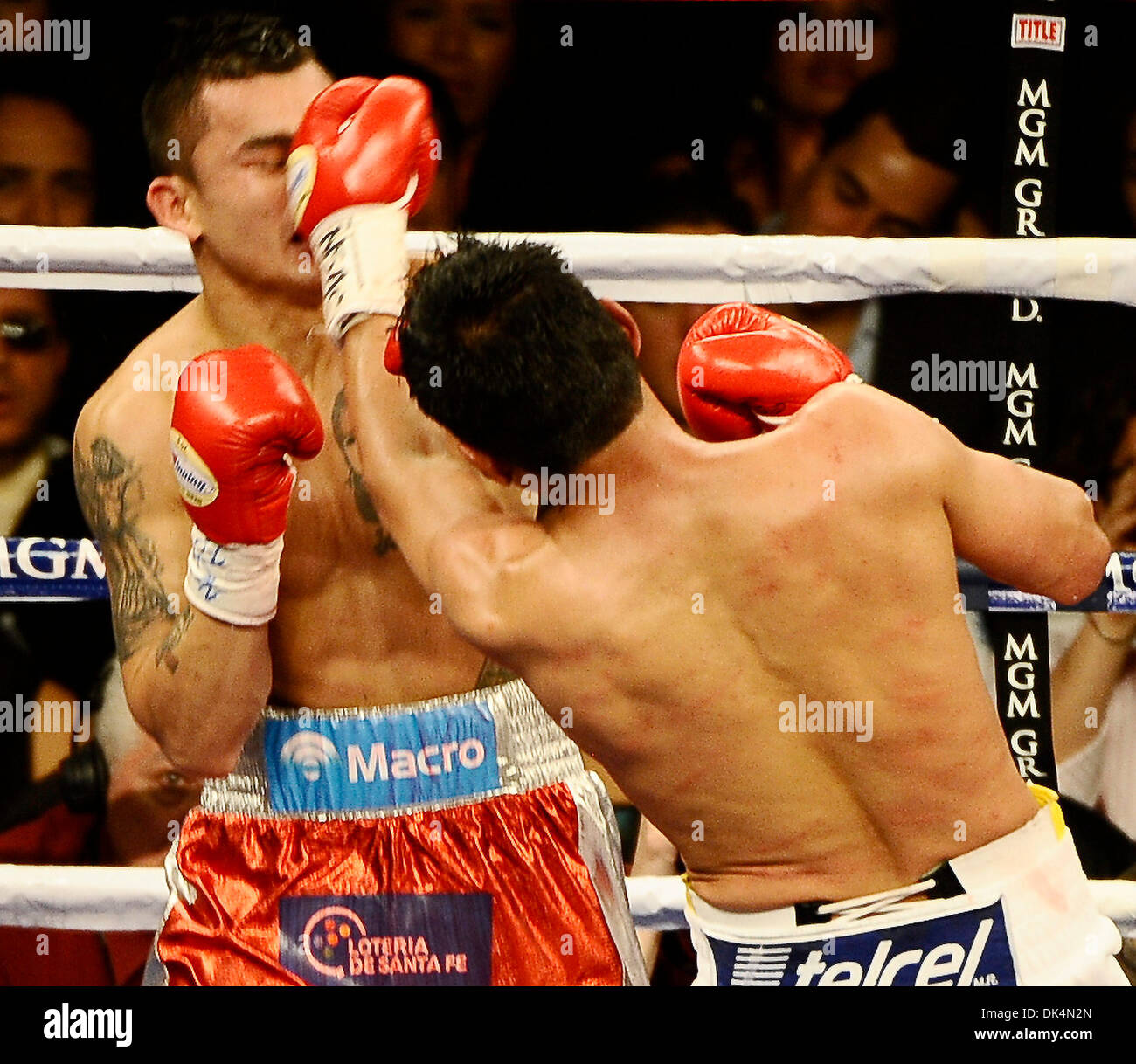 -9,2011 Avril Las Vegas, NV. USA. (En rouge les lignes) Marcos Maidana va 12 rondes avec Eric Morales comme Marcos Maidana a pris la victoire par décision majoritaire pour le titre intérimaire WBA super léger ce samedi au MGM Grand hotel à Las Vegas NV. 9,2011 Avril. photo par Gene Blevins/LA Daily News/ZUMA Press) (Crédit Image : ©/ZUMAPRESS.com) Blevins génique Banque D'Images