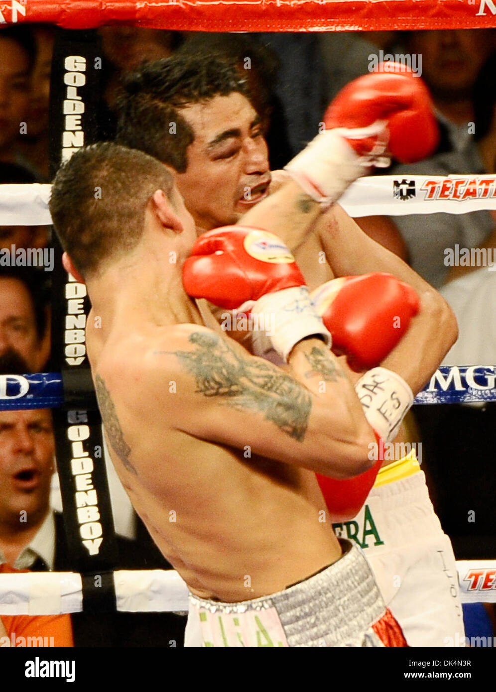 -9,2011 Avril Las Vegas, NV. USA. (En rouge les lignes) Marcos Maidana va 12 rondes avec Eric Morales comme Marcos Maidana a pris la victoire par décision majoritaire pour le titre intérimaire WBA super léger ce samedi au MGM Grand hotel à Las Vegas NV. 9,2011 Avril. photo par Gene Blevins/LA Daily News/ZUMA Press) (Crédit Image : ©/ZUMAPRESS.com) Blevins génique Banque D'Images