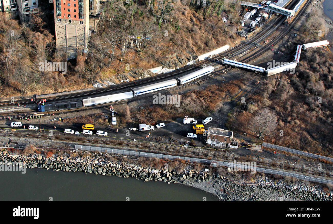 Vue aérienne de la Metro North déraillement de train accident qui a fait quatre morts et des dizaines de blessés, 1 décembre 2013 dans le Bronx, NEW YORK) Les enquêteurs du NTSB a dit que le train roulait à 82 mi/h dans une zone de 30 mph. Banque D'Images