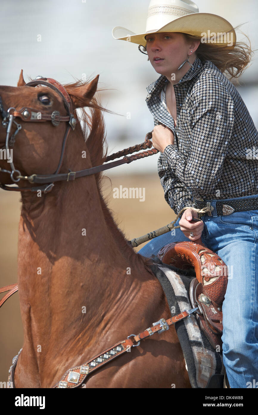 14 avril 2011 - Red Bluff, Californie, États-Unis - Kristen Williams de Carthage, TX en compétition pendant les courses de barils de mou au niveau de la 2011 Red Bluff Round-Up au District de Tehama Fairgrounds à Red Bluff, CA. (Crédit Image : © Matt Cohen/ZUMAPRESS.com) Southcreek/mondial Banque D'Images