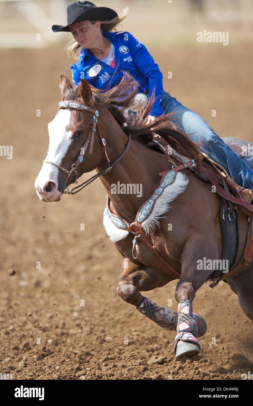 14 avril 2011 - Red Bluff, Californie, États-Unis - PJ Burger de Pauls Valley, OK rivalise pendant les courses de barils de mou au niveau de la 2011 Red Bluff Round-Up au District de Tehama Fairgrounds à Red Bluff, CA. (Crédit Image : © Matt Cohen/ZUMAPRESS.com) Southcreek/mondial Banque D'Images