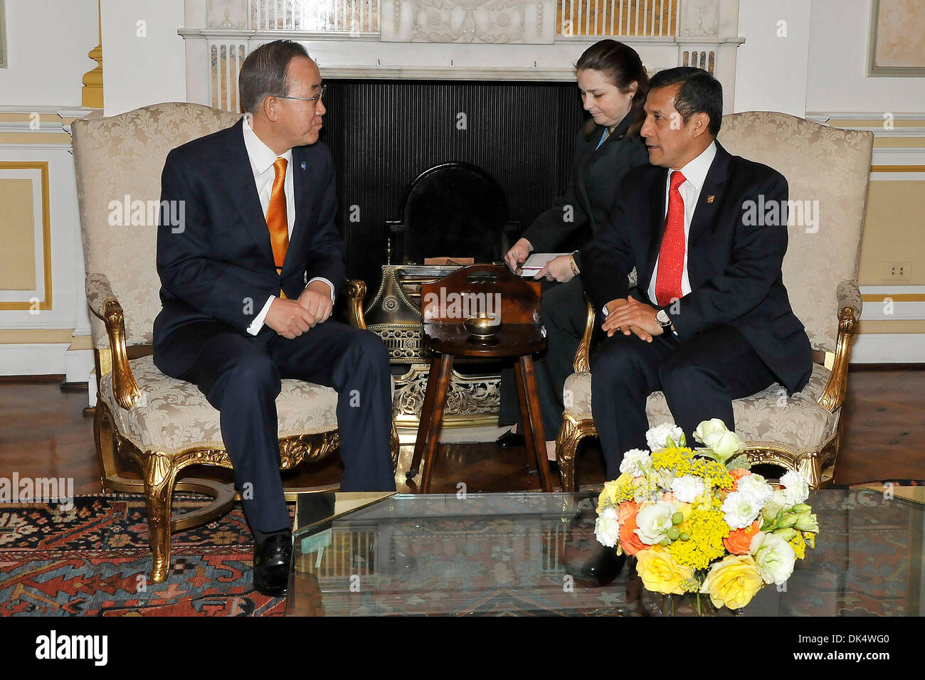 Lima, Pérou. 2 Décembre, 2013. Le Président péruvien Ollanta Humala (R) rencontre avec le Secrétaire général des Nations Unies, Ban Ki-moon (L) dans le Palais du Gouvernement à Lima, Pérou, le 2 décembre 2013. Credit : ANDINA/Xinhua/Alamy Live News Banque D'Images