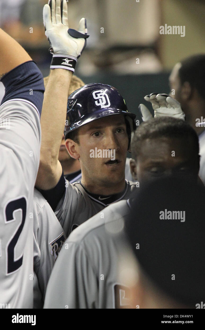 15 avril 2011 - Houston, Texas, États-Unis - San Diego Padres Outfielder Chris Denorfia (13) est félicité dans l'étang pour frapper un home run. Les San Diego Padres, battre les Astros de Houston 4-2 pour attacher la série à 1au Minute Maid Park de Houston, TX. (Crédit Image : © Luis Leyva/ZUMAPRESS.com) Southcreek/mondial Banque D'Images