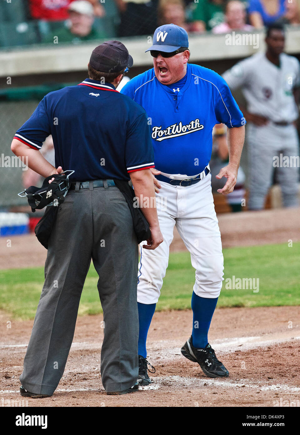 19 juillet 2011 - Fort Worth, Texas, États-Unis - le Fort Worth Cats Manager, Stan Hough, montre son mécontentement à propos d'un appel avec l'arbitre, Shaylor Smith, au cours de l'American Association of Independent Professional Baseball jeu entre la Rive-Sud, Railcats et Gary le Fort Worth, à l'historique des chats LaGrave Terrain de baseball à Fort Worth, TX. Gary Southshore bat Fort Wo Banque D'Images