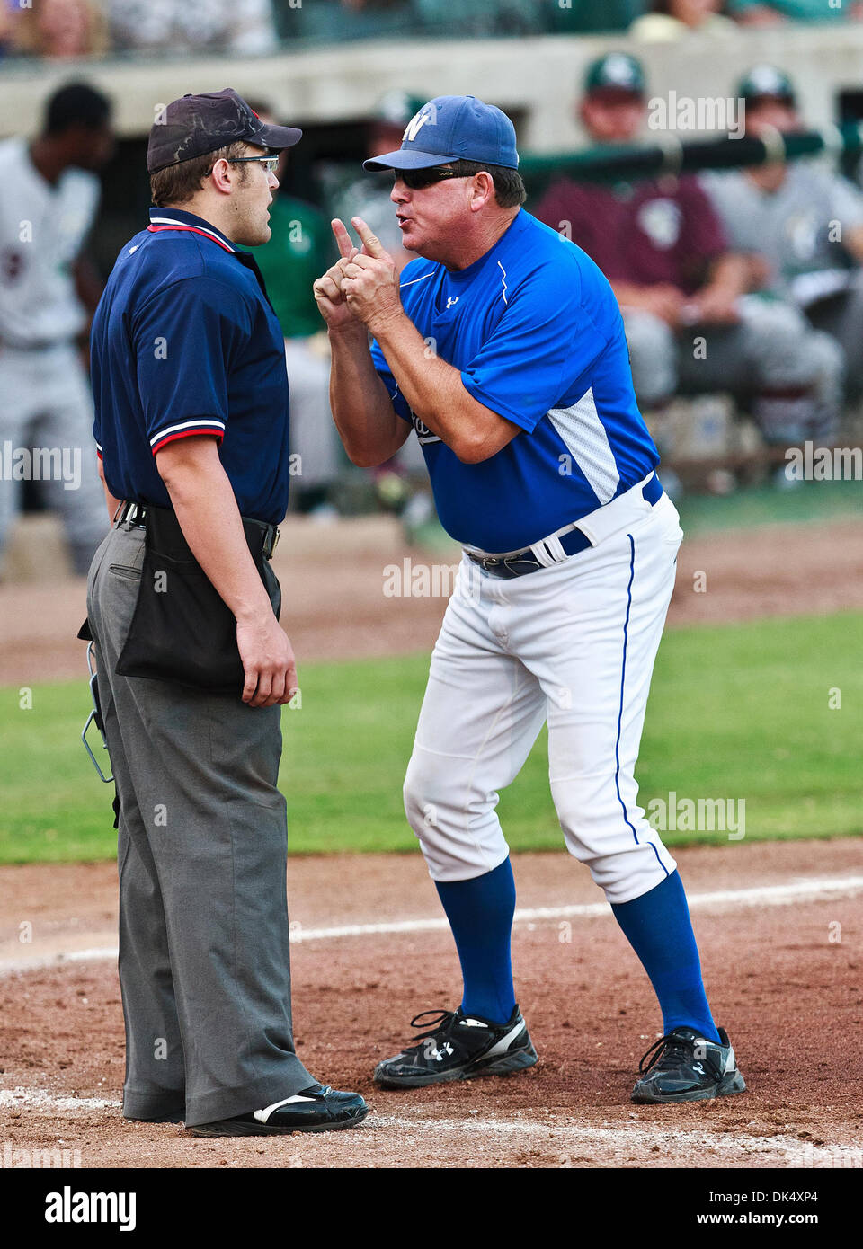 19 juillet 2011 - Fort Worth, Texas, États-Unis - le Fort Worth Cats Manager, Stan Hough, montre son mécontentement à propos d'un appel avec l'arbitre, Shaylor Smith, au cours de l'American Association of Independent Professional Baseball jeu entre la Rive-Sud, Railcats et Gary le Fort Worth, à l'historique des chats LaGrave Terrain de baseball à Fort Worth, TX. Gary Southshore bat Fort Wo Banque D'Images