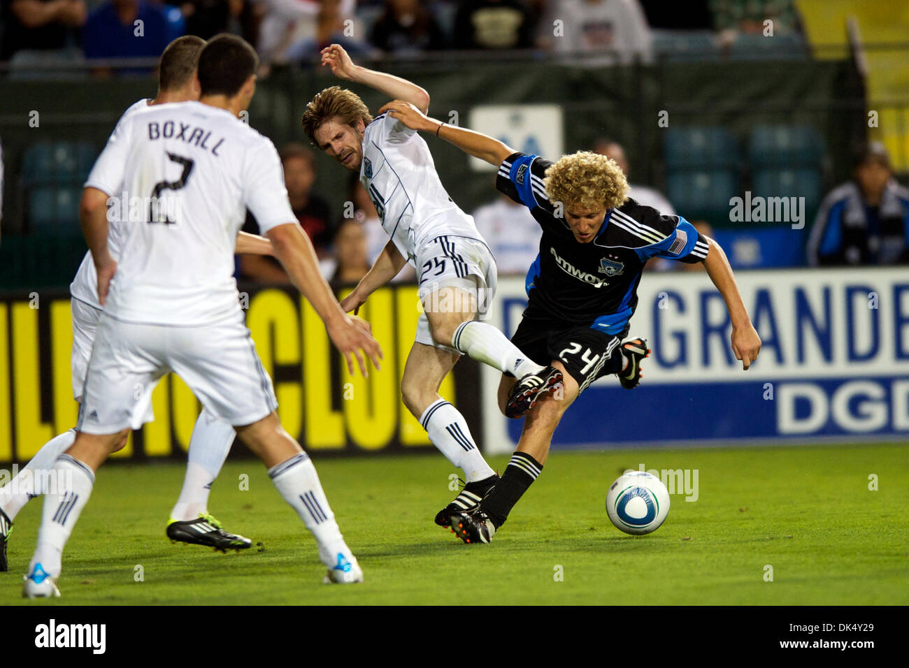 20 juillet 2011 - Santa Clara, Californie, États-Unis - le défenseur des Whitecaps Cuirs Jonathan (25) et les tremblements de l'avant Steven Lenhart (24) lutte pour une balle lâche pendant le match entre le MLS San Jose Earthquakes et les Whitecaps de Vancouver au Buck Shaw Stadium de Santa Clara, CA. Les équipes à égalité 2-2. (Crédit Image : © Matt Cohen/ZUMAPRESS.com) Southcreek/mondial Banque D'Images