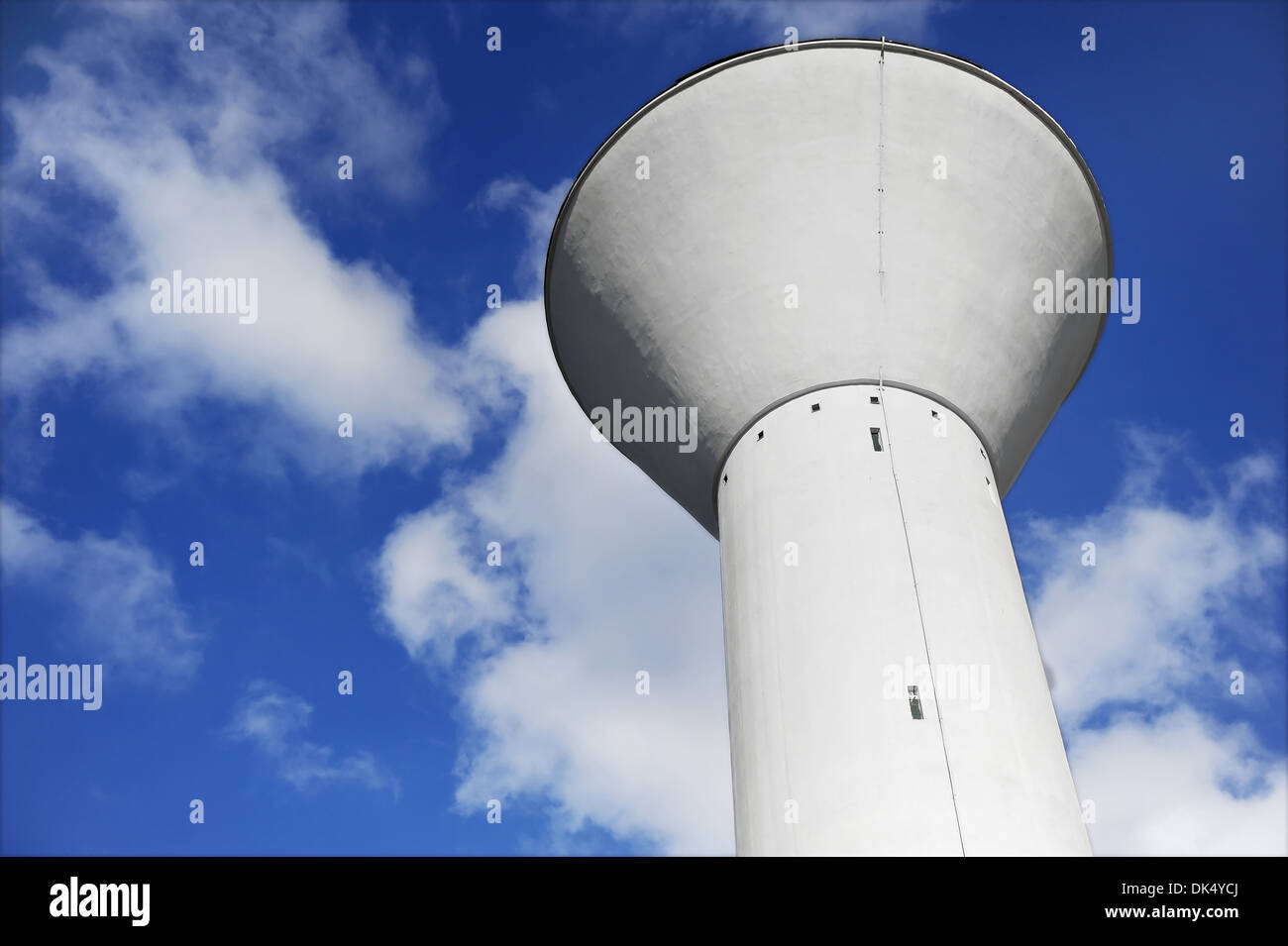 Réservoir de stockage de l'eau avec ciel bleu sur l'arrière-plan Banque D'Images