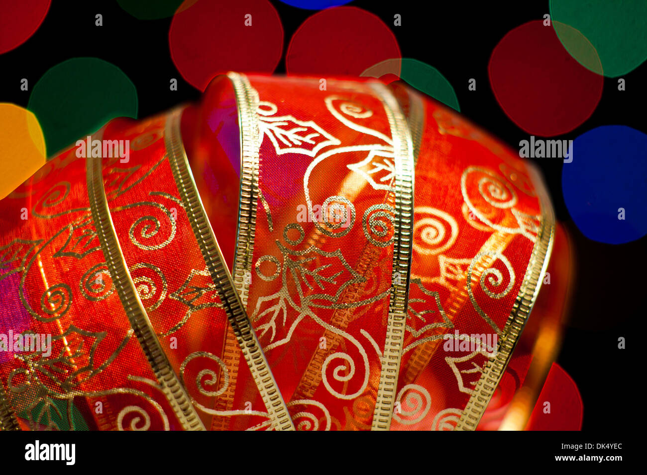 Un beau ruban rouge avec plusieurs lumière dans l'arrière-plan de couleurs différentes Banque D'Images