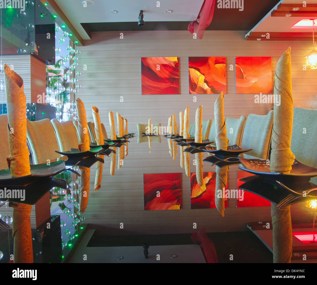 Intérieur d'un restaurant, design moderne en peu de couleurs, orange et brun. Banque D'Images