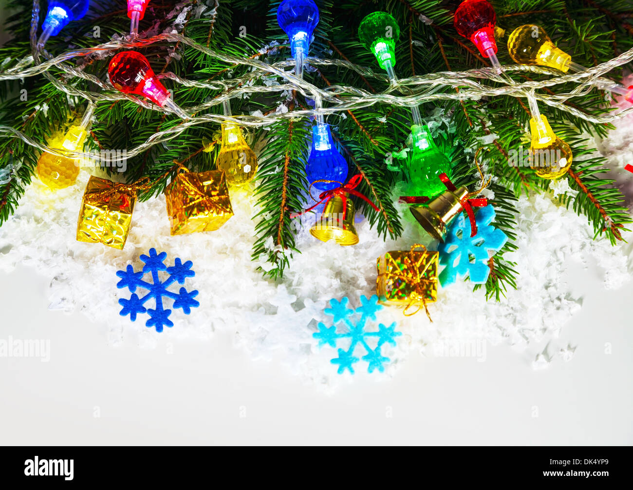 Guirlande de Noël avec des branches de conifères sur fond blanc Banque D'Images