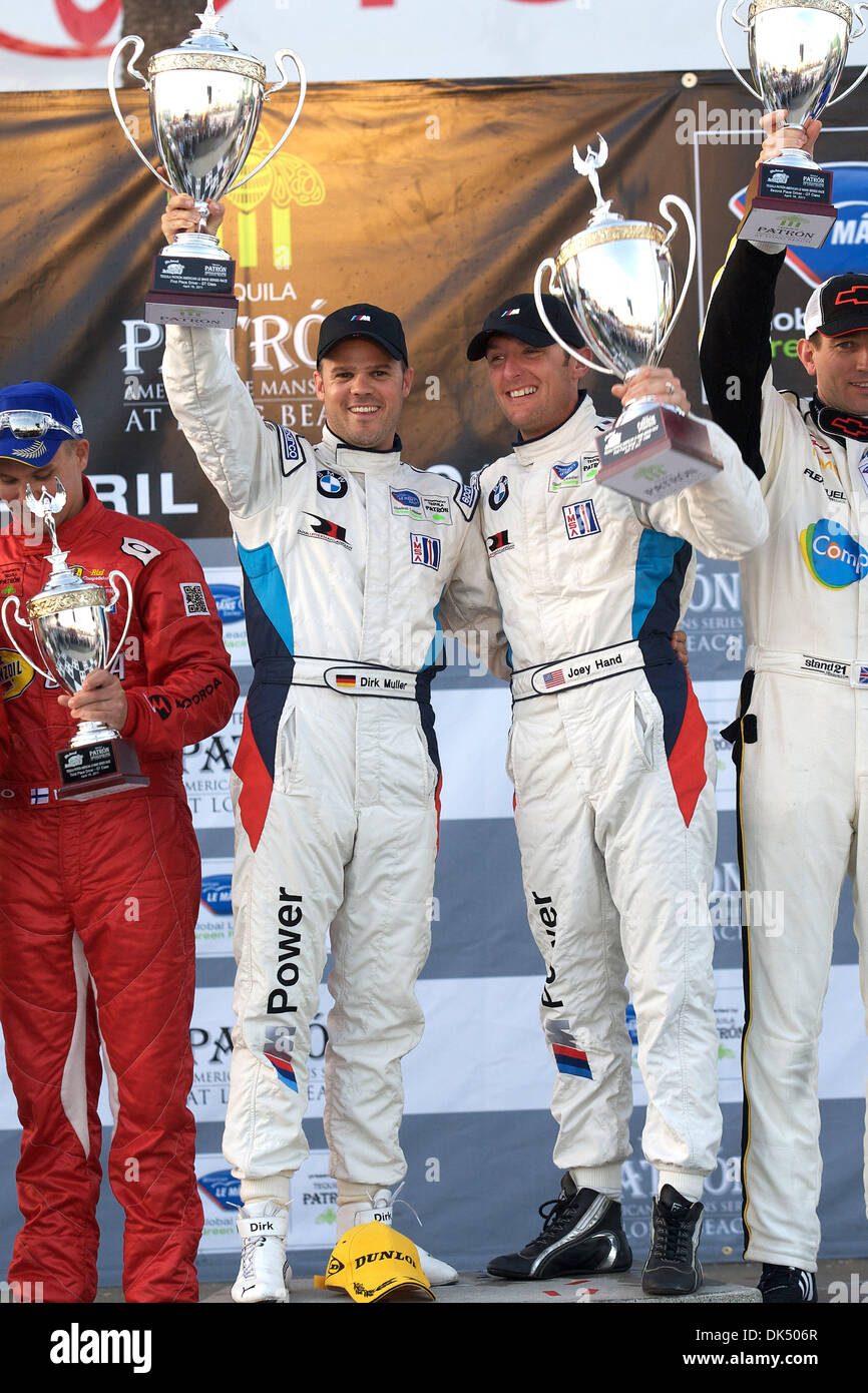 16 avril 2011 - Long Beach, Californie, États-Unis d'Amérique - Pilotes de la # 56 BMW M3 GT location Dirk Muller et Joey part élever leur 1ère place Trophy comme gagnants de la classe GT American Lemans Course à travers les rues de Long Beach, en Californie. (Crédit Image : © Tony Leon/ZUMAPRESS.com) Southcreek/mondial Banque D'Images