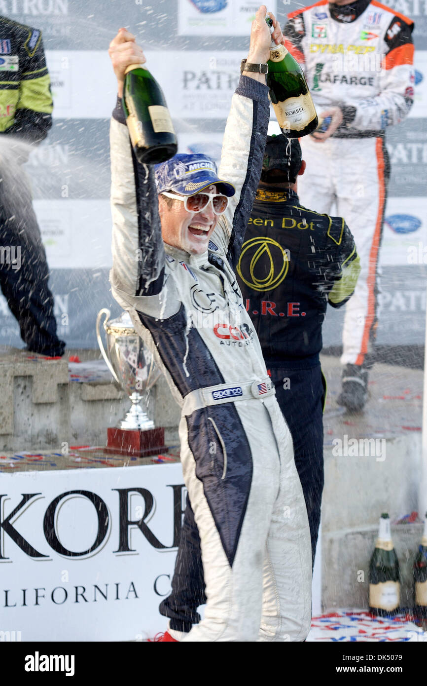 16 avril 2011 - Long Beach, Californie, États-Unis - GUNNAR JEANNETTE soulève deux bouteilles de champagne pour célébrer sa 1ère place dans la catégorie PC win American LeMans Course à travers les rues de Long Beach. (Crédit Image : © Tony Leon/ZUMAPRESS.com) Southcreek/mondial Banque D'Images