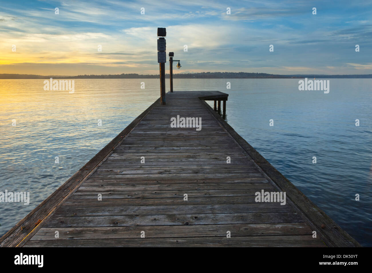 Coucher du soleil sur les rives du lac Washington à Marsh Park, Kirkland, Washington, USA Banque D'Images