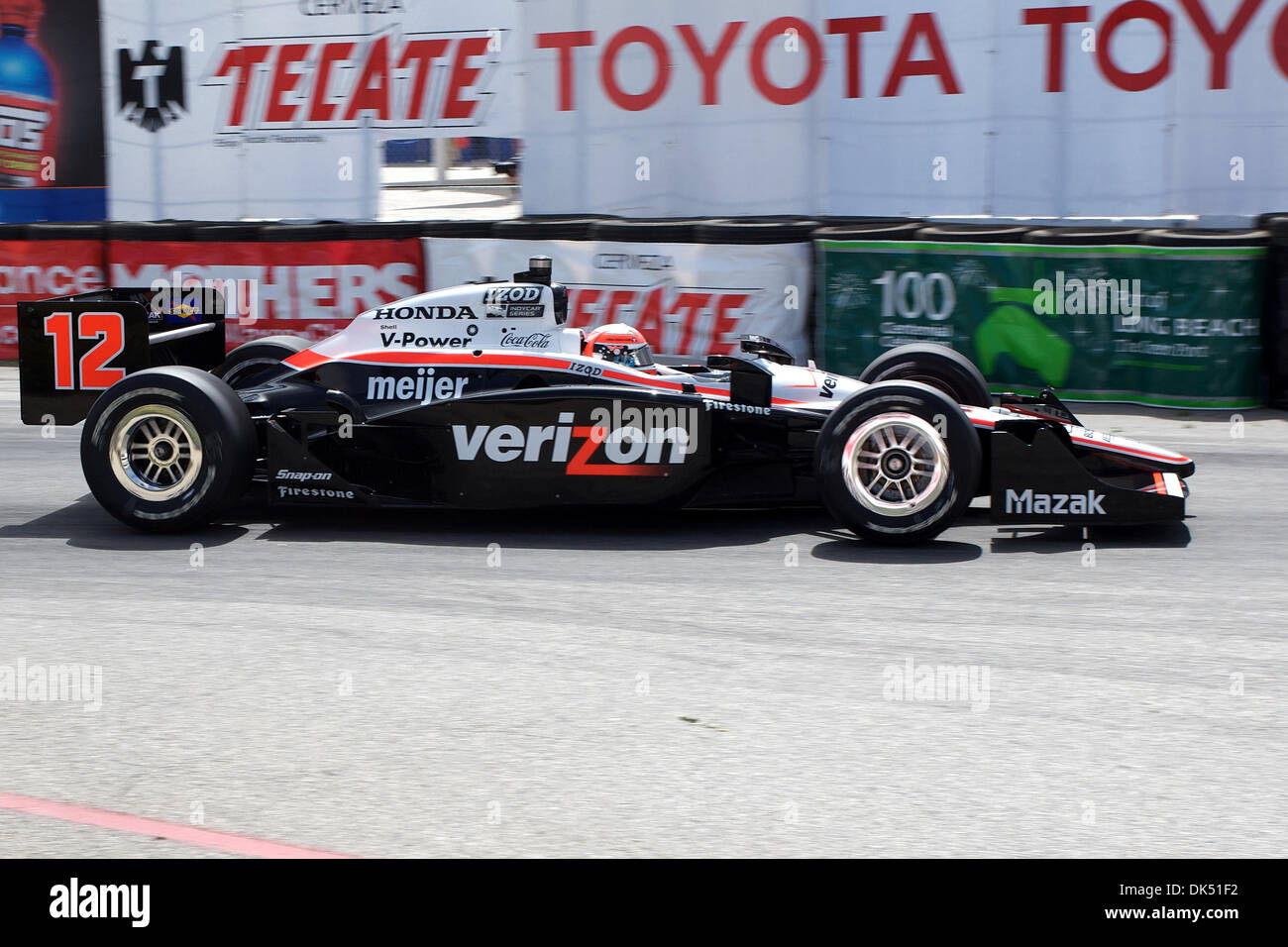 17 avril 2011 - Long Beach, Californie, États-Unis d'Amérique - volonté conducteur de la voiture # 12 approches Verizon tourner trois au cours de l'Izod Indycar Series course à travers les rues de Long Beach, en Californie. Le pouvoir serait commencer la course en pole position mais la finition 1,96 Km Cours de rue à la 10e place au classement général. (Crédit Image : © Tony Leon/global/ZUMAPRESS Southcreek.co Banque D'Images