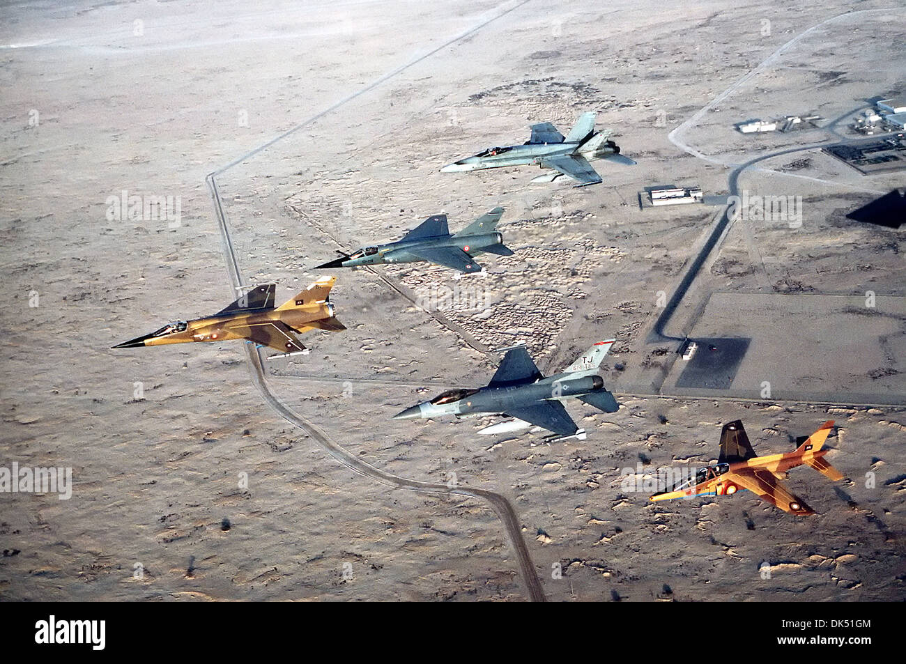 D'un avion voir d'un groupe multinational d'avions de chasse, y compris, de gauche à droite, un Mirage F-1, un F-1C Mirage, un US Air Force F-16C Fighting Falcon, un des CF/A-18A Hornet et un Alpha Jet, durant l'opération Bouclier du désert, 1 avril 1992 au sujet de l'Irak. Banque D'Images