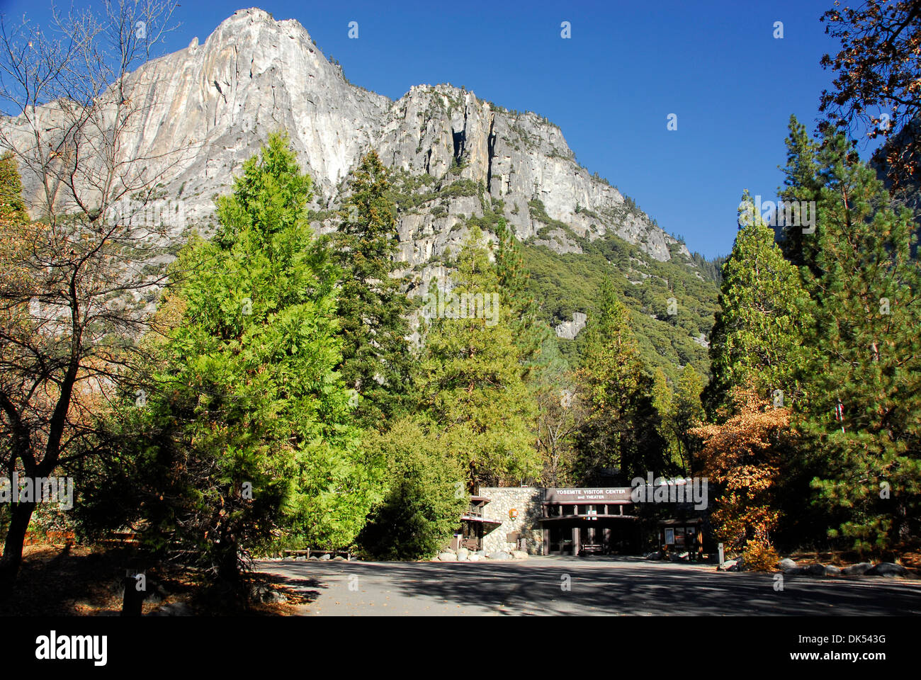 Centre d'accueil de Yosemite sous les falaises de granit à Yosemite National Park en Californie Banque D'Images