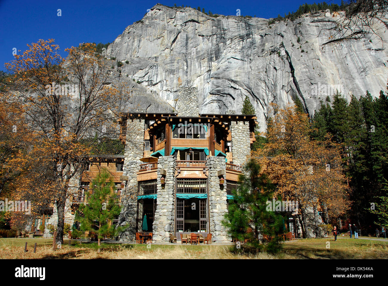 Ahwahnee Hotel sous les falaises de granit à Yosemite National Park en Californie Banque D'Images