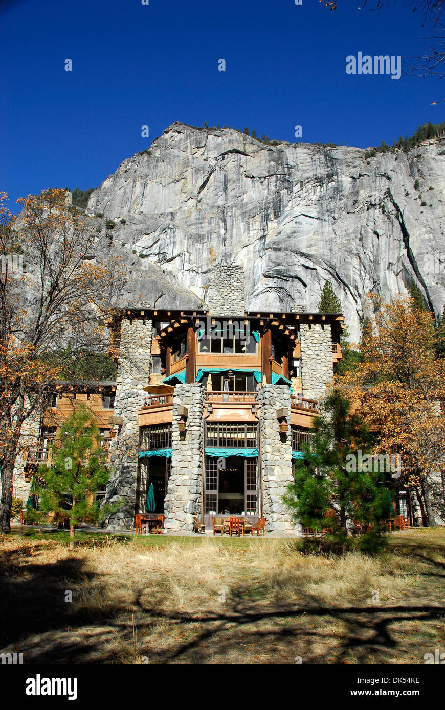 Ahwahnee Hotel sous les falaises de granit à Yosemite National Park en Californie Banque D'Images