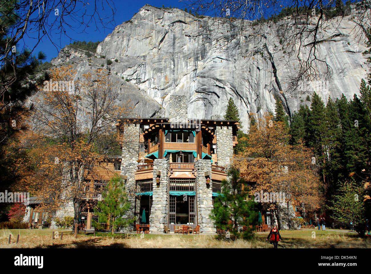 Ahwahnee Hotel sous les falaises de granit à Yosemite National Park en Californie Banque D'Images